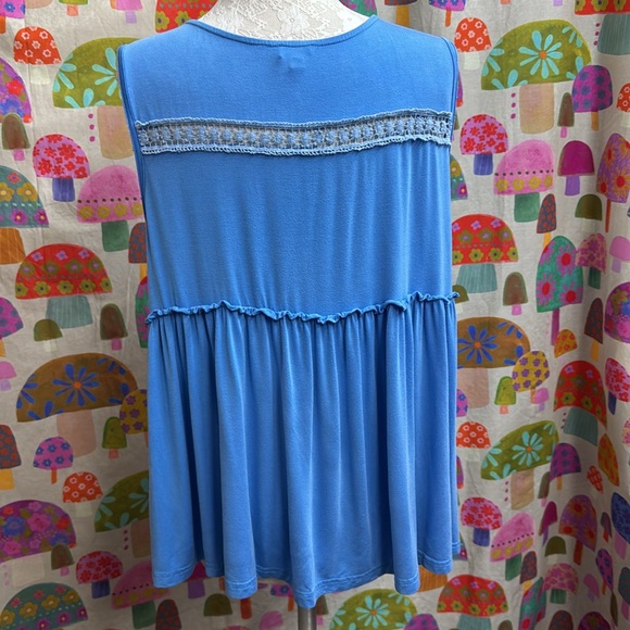 POL Sleeveless Blouse. Medium - Picture 4 of 10